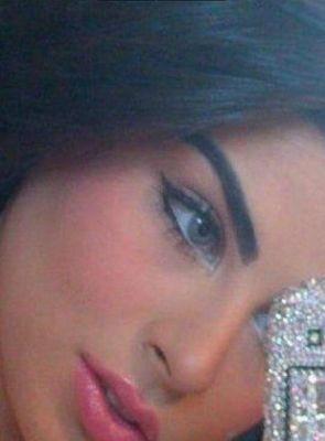 ‏انا شخص عادي جداً .. لو عايز تفضل منبهر بيا خليك بعيد ، بس لو عايز تقرب متلومنيش إني مطلعتش زي ما حضرتك كنت فاكر