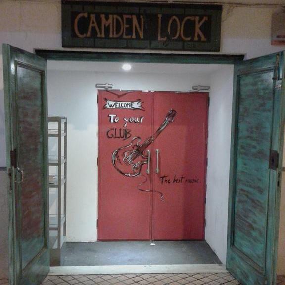 Camden LOCK es un club donde podrás escuchar la mejor música de los 70, 80, 90 etc rock, pop, indie etc un sitio diferente donde disfrutar la música