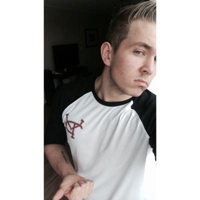 Navnet er simen, min bestevenn er en katt og du kjenner meg igjen ute med en styrk i hånden