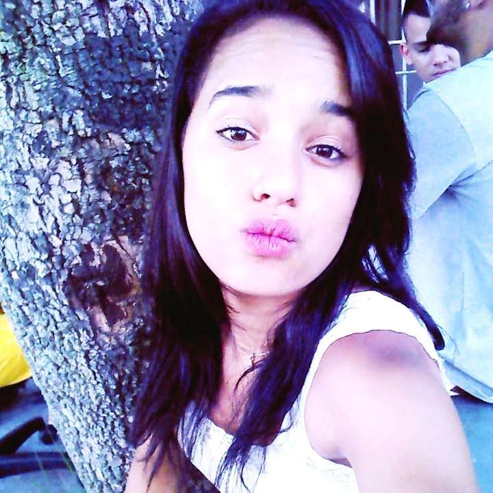 A vida é um esquema
E eu tenho um lema
Nenhum problema me abala
Eu que abalo meu problema ♥
