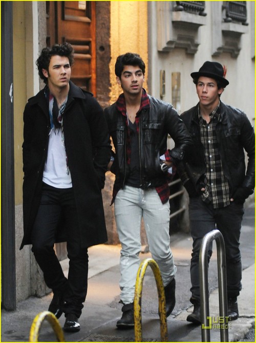 WHO LOVES THE JONAS BROTHERS ???? If you are THE JONAS BROTHERS number one fan, then this is the right twitter to follow :)