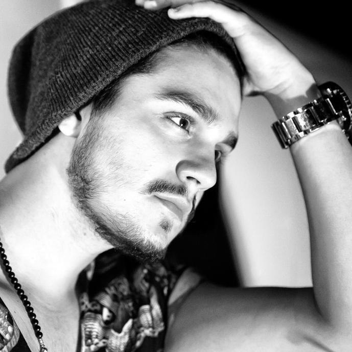 (antiga @/trechosls)                                                     '...a gente não precisa tá colado pra tá junto' desde: 07/09/2010