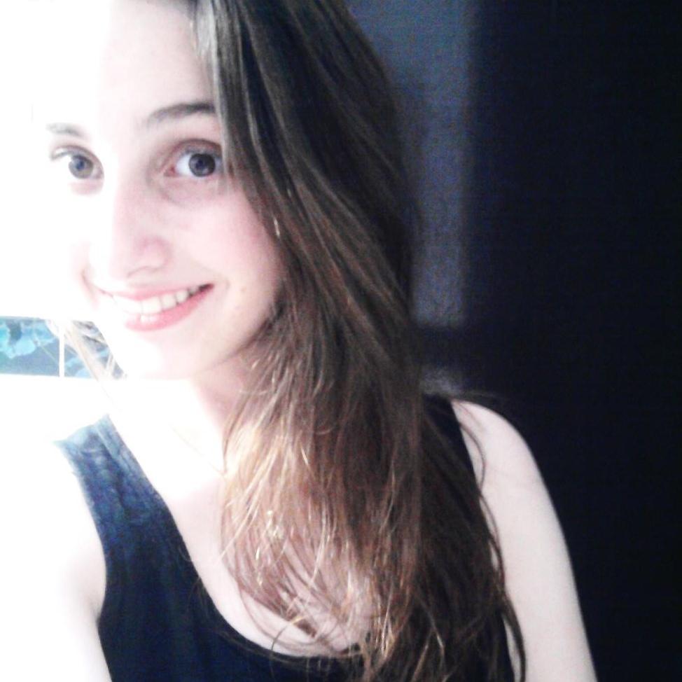 Louca, atrapalhada, irritante, ciumenta, chata, carinhosa, teimosa, dramática, e amante à moda antiga.Prazer,eu;*