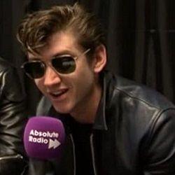 olha cara eu não gosto de vc não to afim de vc faz assim corre mais corre bastante pra eu não jogar minhas pragas macumbeiras de shipper gay em vc \\ 08.05.14 ♥