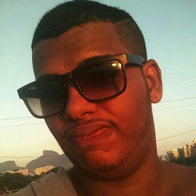 Porque eu quero um amor só meu Sem outra pessoa só você e eu Te amo e não quero mais te dividir Chega desse bem me quer ou mal me quer Tem que decidir!