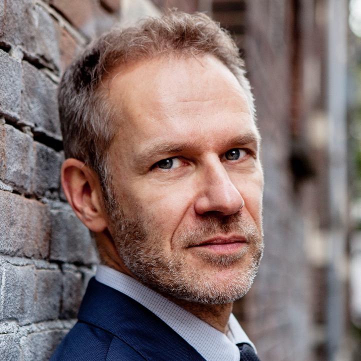 Schrijver bij uitgeverij Querido; druktemaker bij radio1/denieuwsbv. https://t.co/zcfxLeaLxe; nieuwste roman: WAT WE WETEN