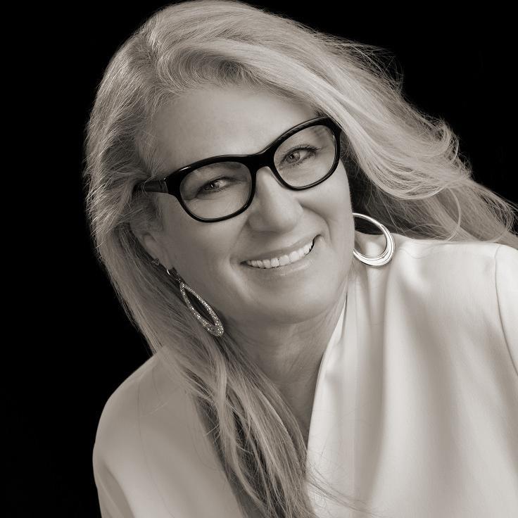 Marketing Consultant working with legal vendors & organizations. Loves running and traveling to ½ marathons. Lives in paradise, drinks wine whenever possible.