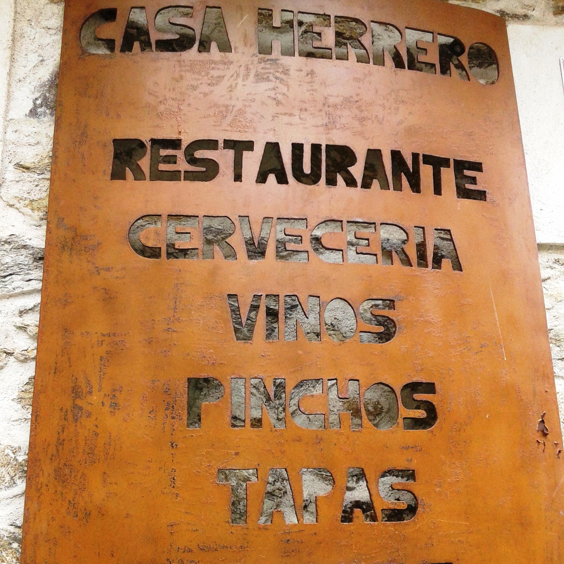 Miraflores de la Sierra. Restaurante y cervecería especializado en raciones, tostas, carnes, hamburguesas, pizzas y pescados.