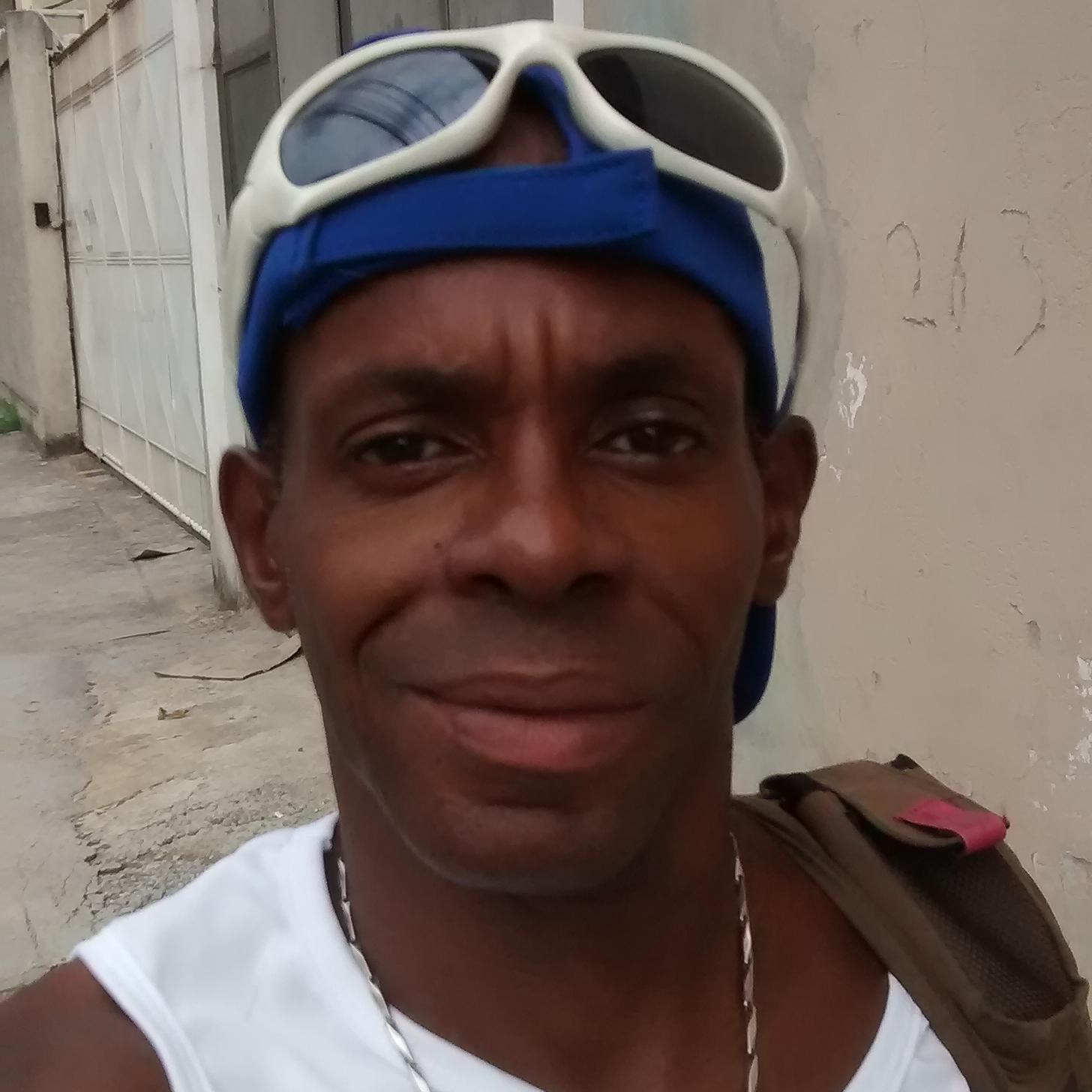 Sou uma pessoa amiga, sincera, honesta e acima de tudo verdadeira, romantica, carinhosa e fiel...