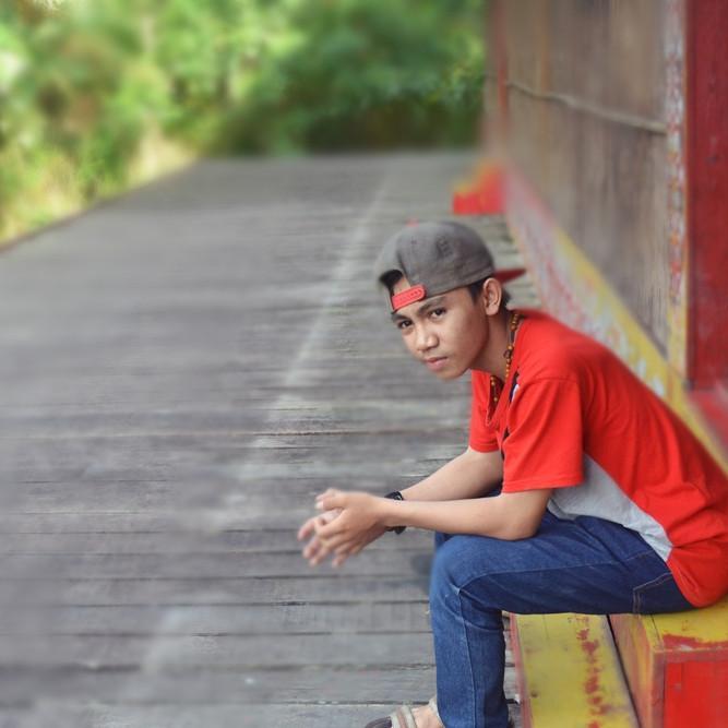 Matius 17 : 2 wajah-Nya bercahaya seperti matahari dan pakaian-Nya menjadi putih bersinar seperti terang.