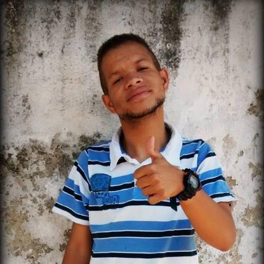 Humilde , Sincero , Sagitariano , 20 anos , Palmeirense desde o primeiro dia da minha vida & Apaixonado pela  princesa mais bela de todas .