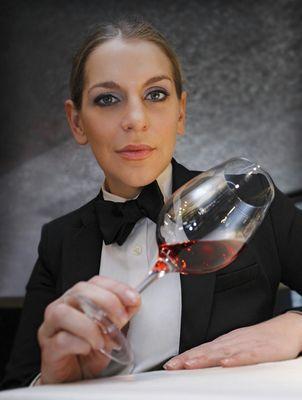 La primera copa de vino es para paliar la sed, la segunda corresponde al placer y la tercera a la insensatez.