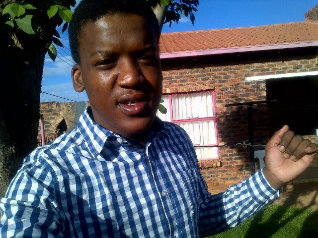 I am Thabang Pattu kuskus moetsi ,i may nt be as perfect as u thot i ws bt m alwys me n tht keepz me happy...fire burn