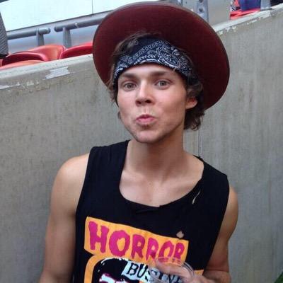 HTTPIRWlE's profile picture. @bearhugIrh