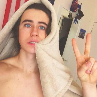 follow @quitenash & turn on her notifications (tweet proof) and she will DM you to Nash Grier