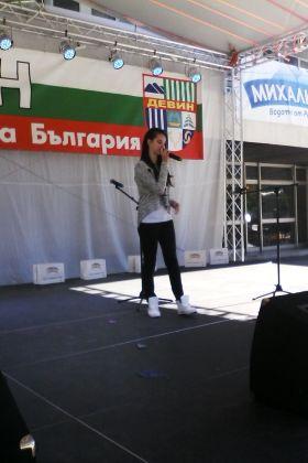 Hey guys, I'm girl from Bulgaria. I'm 13 years old. I'm singer and I adore music and art... My idols are Beyoncè, Big Time Rush, Eminem, M.Jackson and more :)
