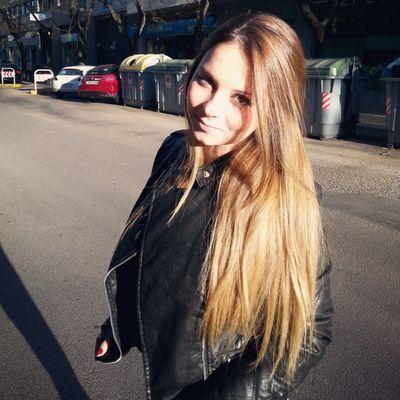 Yo no soy como todas bombón, yo no  te saco a ver la luna si no hasta que salga el sol, yo seré lo que quieras pero no del montón.