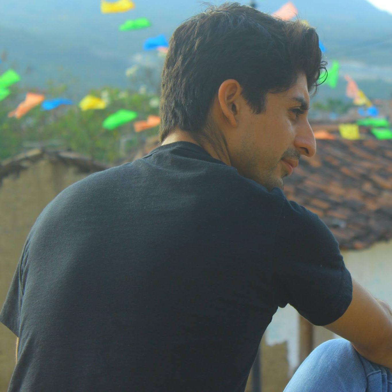 Mi nombre es Gerardo | Rockero | Cuasi Agrónomo | Barista | Estudio negocios | Emprendedor | Apasionado | Arriesgado