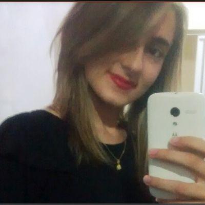 Nunca desista de alguém que você não consegue passar um dia sem pensar , segue ai '