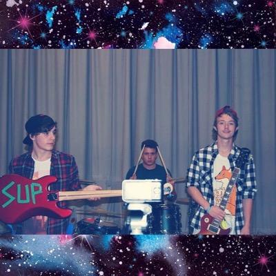 3 peice pop punk band from the UK Singer/bassist - Jordan Harwood Guitarist- Jake Taylor Drummer- Nyall Darlington http://t.co/TRfbI7noeH