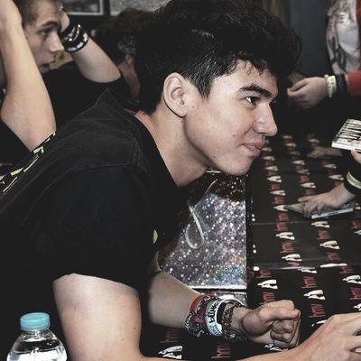 hey you should follow @hoodinsane she follows back  also if you have tumblr you should follow me. :)
