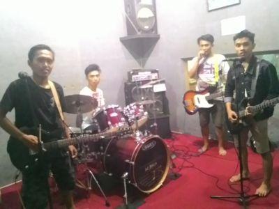 Official LAST of DRAMA twitter account | pop punk | @Onchydesign, @esza_putra, @iansaputra25 @RamadhanPputra | CP : 085725089069 (@halim_anbu @istyanto23)