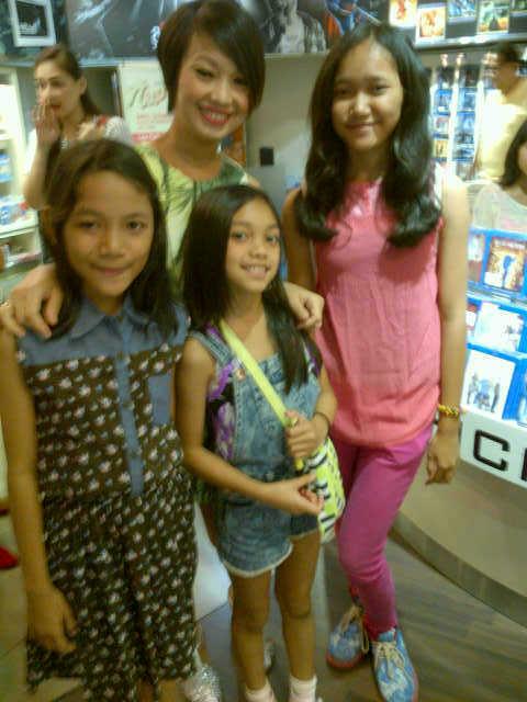 Haaii.. my name is Annisa Pratiwi. My hobby is basket,berenang,main, I love my bestfriends♥☺ ^^