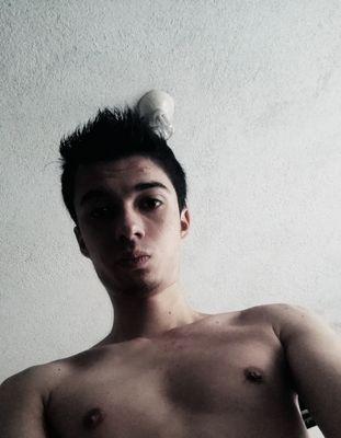 Funny, enjoying the love! Superpayaso!! Romantico y cool!! (Y) EDM LOVERS