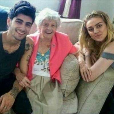 (FAN PAGE) 
All about One Direction, 
but more about Zayn, 
lots and lots of Zayn (: 
vas happenin??