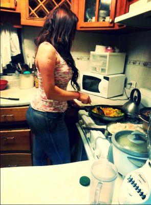 hola pues mi nombre es Claudia tengo 23  mi vida es muy ocupada leer, platicar , gym, familia, trabajo y amigos.;)
