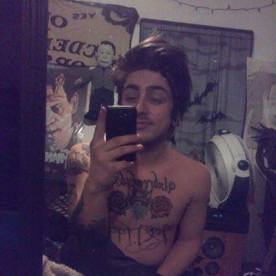 pizzadeeznuts's profile picture. @chelseeragoll 
pizza over everything
skateboarding is great
weed is greatest.