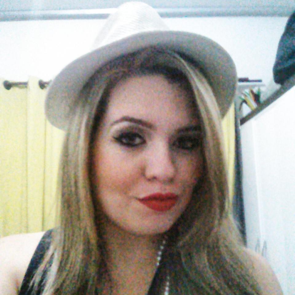 Leonina, estudante de Direito,21 anos, Umbandista, estagiária, viciada em leitura, apaixonada por música e buscando o meu eu. Ah, e namorada do @nando_pino ♥
