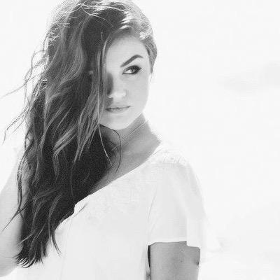 Aria montgomery||20||Rosewood||Ezra