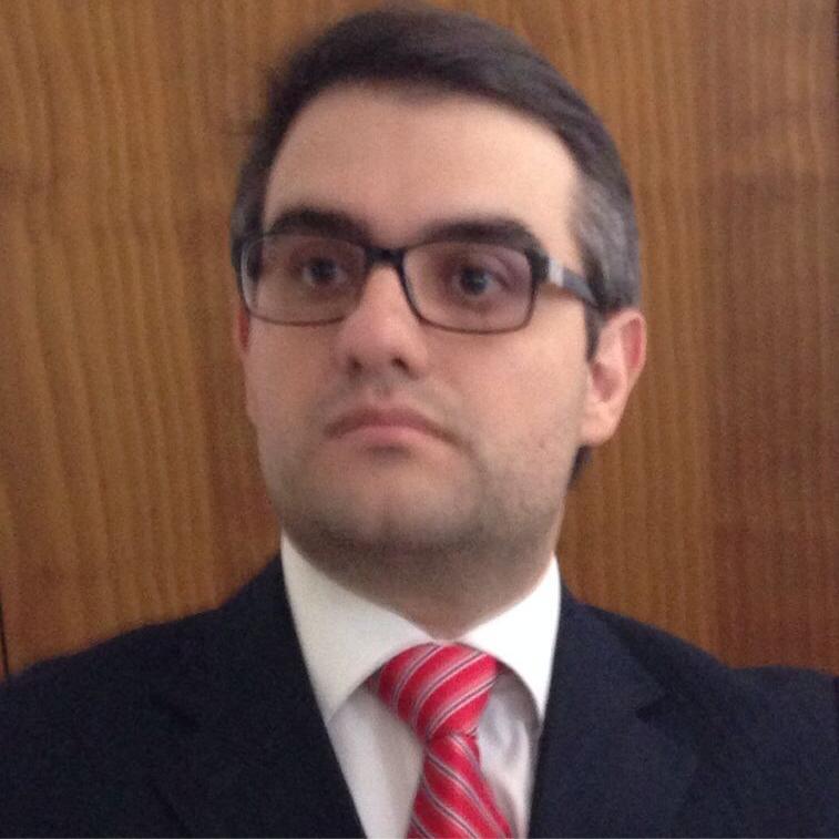 Advogado, com especialização em Direito Administrativo e Constitucional, inscrito na OAB - Seccionais do Distrito Federal e de Goiás.