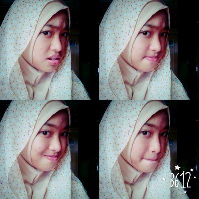 lagi nyanyi ne...☺✌