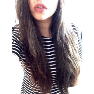 Una chica común que quiere cambiar el mundo. Tengo un blog con el que quiero sacar sonrisas y compartir mi positividad.