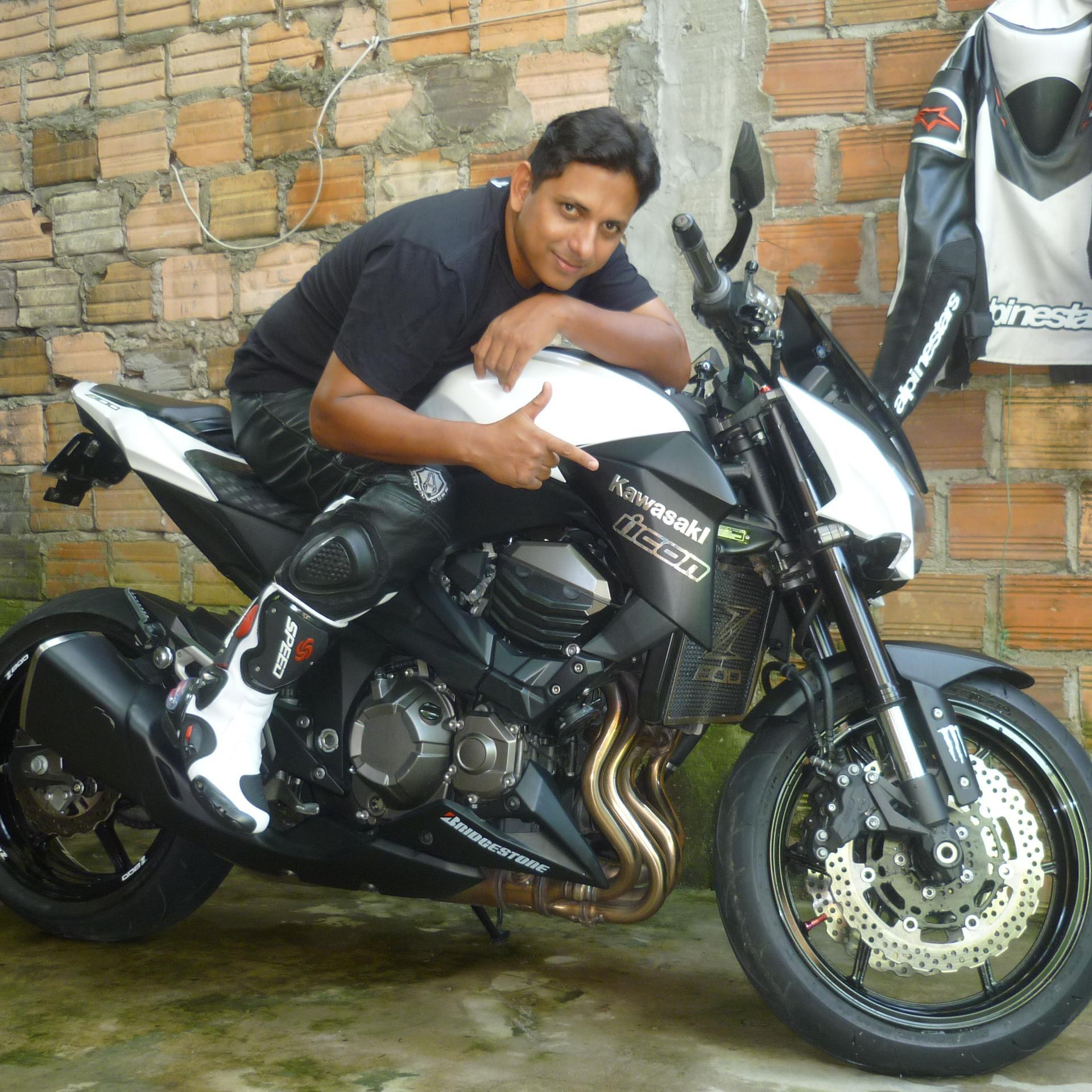 Amo mas a mis MOTOS  que a muchas personas, por que aun habiendo caido de ellas, nunca llegaron hacerme tanto daño como mucha gente!