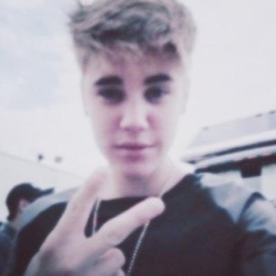 justin vem com essa de que nos considera mais do que nós consideramos ele queridinho olha só não venha discutir relação que hoje não to boa
