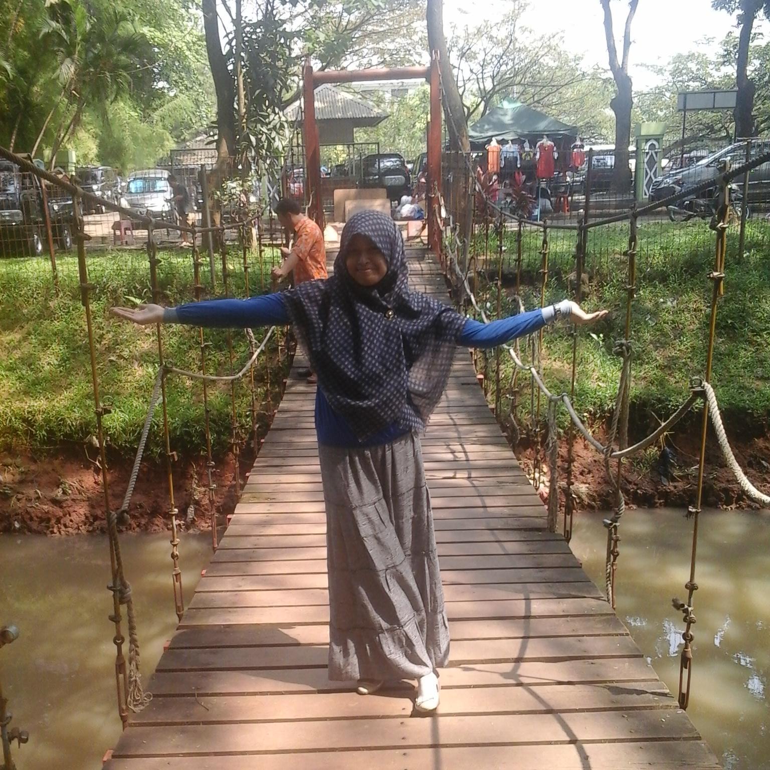 hidup itu indah, apalagi kalo bisa BERSYUKUR tiap hari. masya Allah ^^