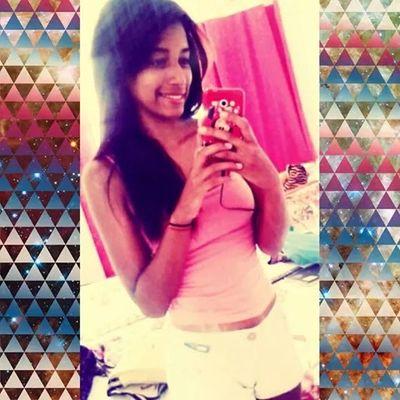 Ela é uma menina fria, que diz que não vai amar mais ninguém, mas no fundo ela ainda ama alguém, só tem medo de sofrer novamente ...