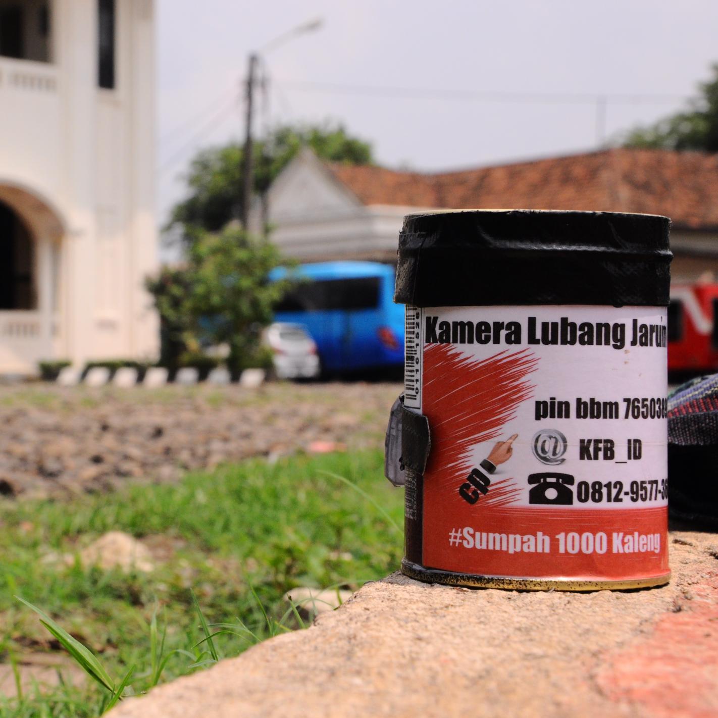 PINHOLE BEKASI adalah kelompok yg suka main yg aneh-aneh, motret pake kaleng, pake kardus, & apa aja. Mari membuat! Salam Lima Jari..