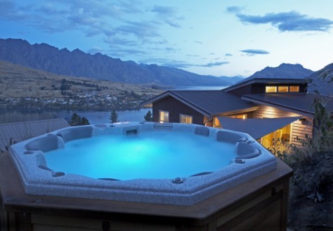 Luxury, Serviced Holiday Houses in Queenstown New Zealand. With Stunning Views & Outdoor Spa Pool. Great for groups free Wi Fi internet.