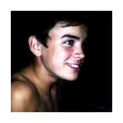follow @fuckinqfndoms bc she gave you s free follow