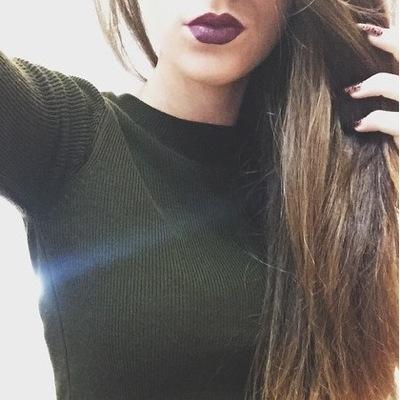 Je sais très bien que je ne m'en sortirai pas. Je veut juste être heure juste un instant c'est tout ce que je demande. Je ne suis rien. Je ne suis personne. 
44