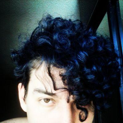 Soy algo complicado, un poco divagante, aburrido, indiscreto, loco, ocurrido. NO ESPERES QUE TE SIGA DE VUELTA. Blah blah