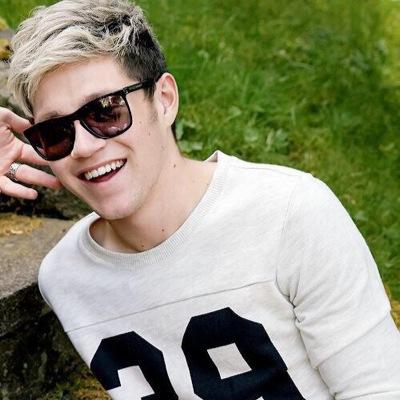 Hey! Pls follow @1DSecsOfMahone bc she gave u this follow! :*