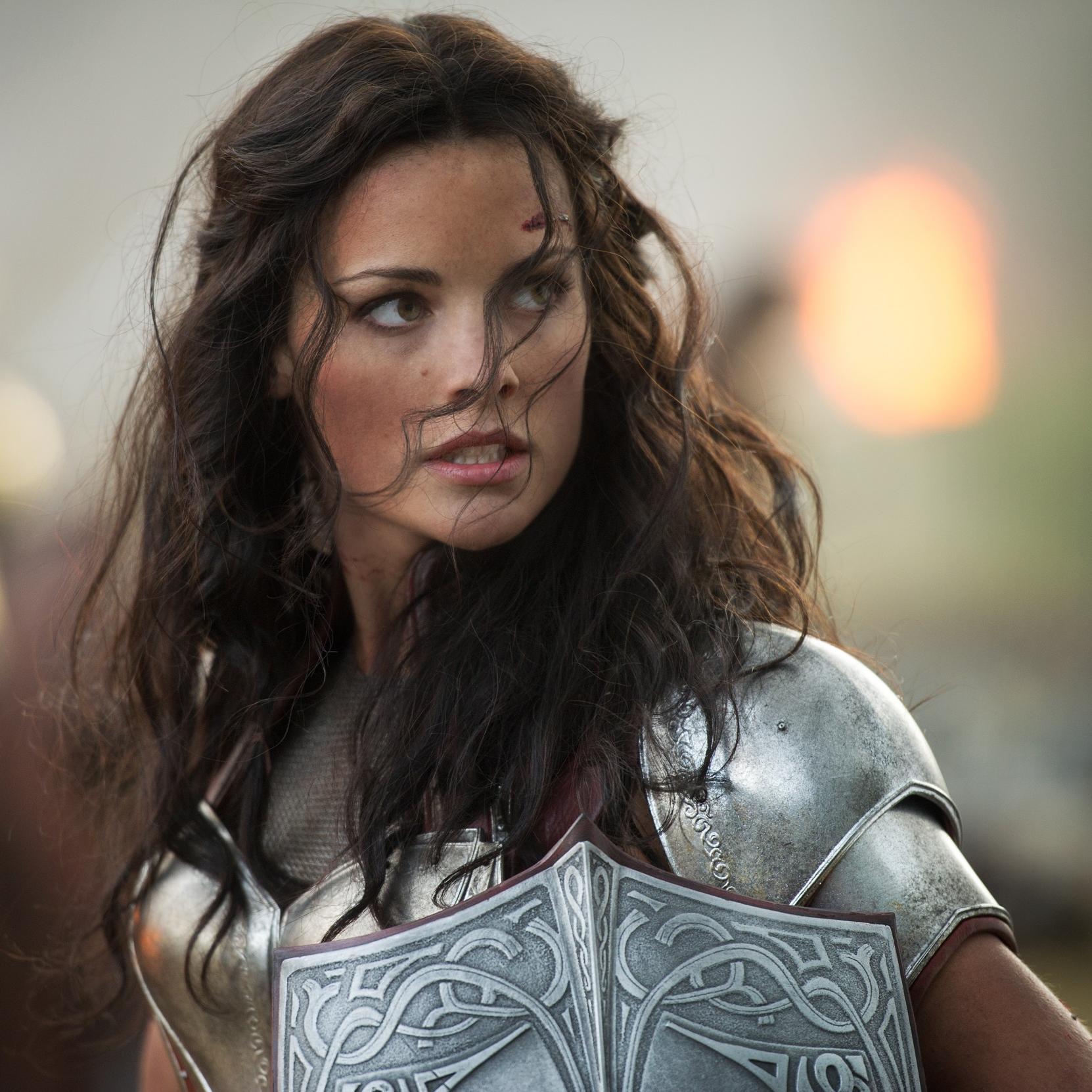 Diosa de la guerra, asgardiana, amiga de Thor y los tres guerreros.