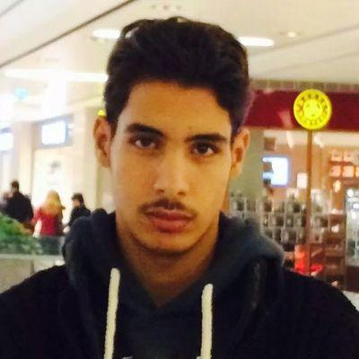 ‏ هي ساحل يشتاق موج لقائي .. وأنا بكل صلابتي .. كالماء !