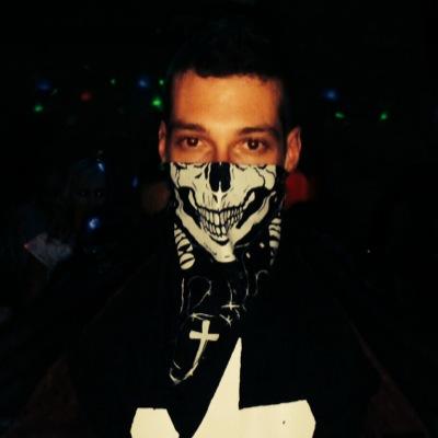Hago como que toco la guitarra en @MenteDevil.
Si me pones buena música me transformo en peonza