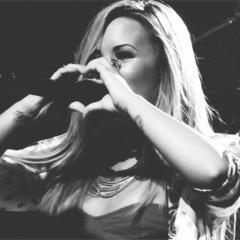 Você é digno de amor! Nunca se esqueça que alguém sempre irá te amar. Eu te amo. Não importa sua opção sexual, sexo ou cor, você é perfeito.